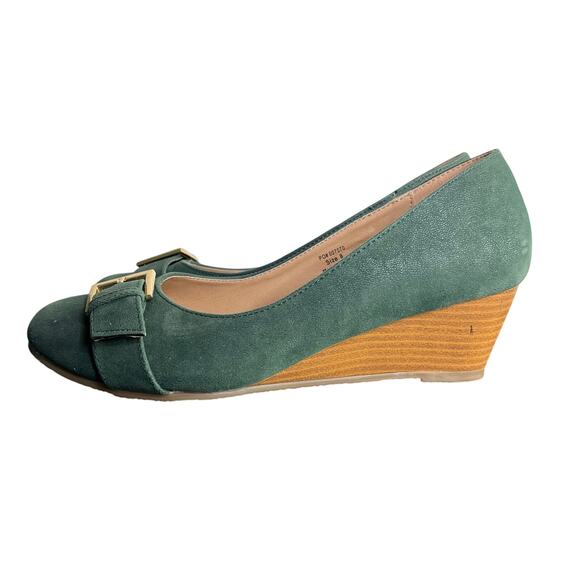 Journee Collection Wedge Shoes Women 8 Green faux Suede 2" Wood Heel Gold Buckle - Picture 5 of 10